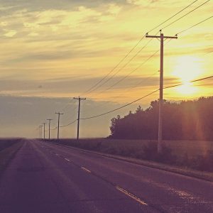 La magnifique route tranquille de St-Sévère à 5h15 le matin. Pas un chat, mais 1 chevreuil, 1 renard et 1 mouffette! 