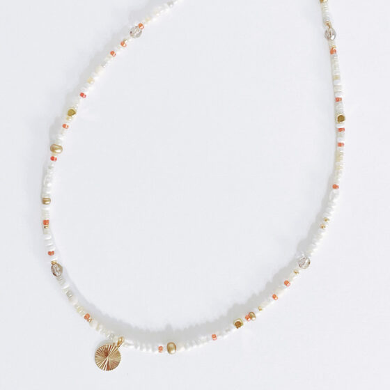 Collier de perles assorties Sable avec médaillon