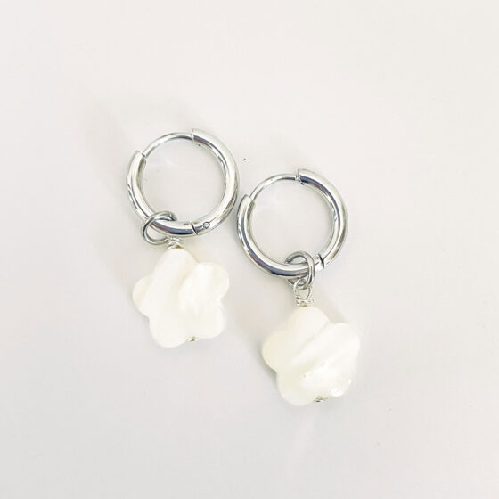 Boucles d'oreilles dormeuse fleur nacre Argent